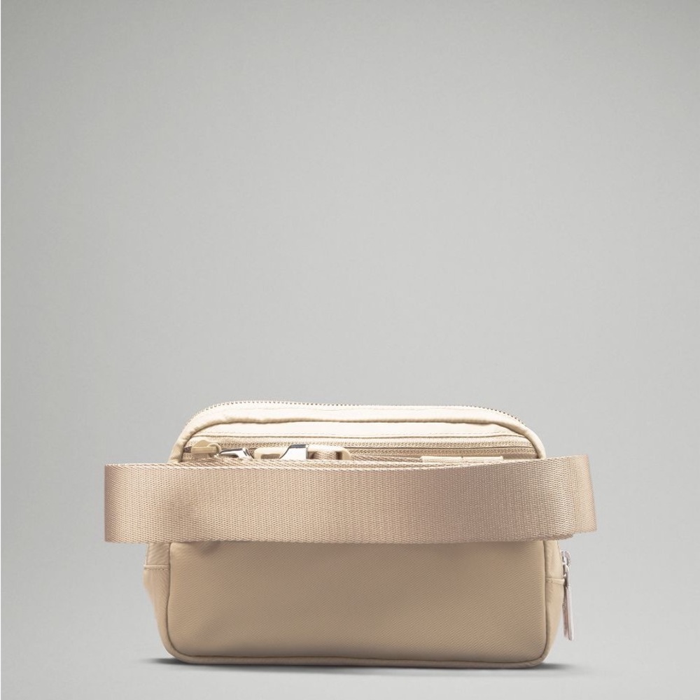 *LAST ONE*    LULULEMON  1 LITER TRENCH & WHITE LOGO BELT BAG W/ METAL BUCKLE - Picture 4 of 16